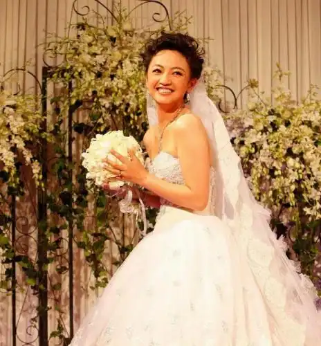 罗海琼婚礼实拍华丽婚纱盛装出镜组图