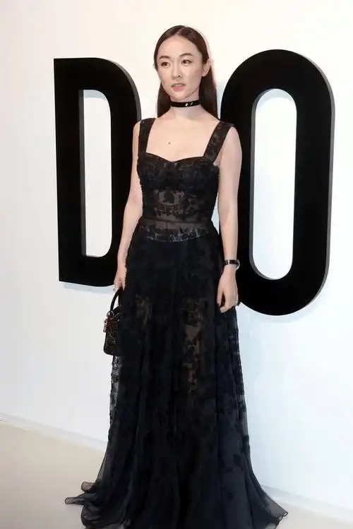 霍思燕活动造型被热议,49分钟阅读量破200万,网友:杜江真能忍