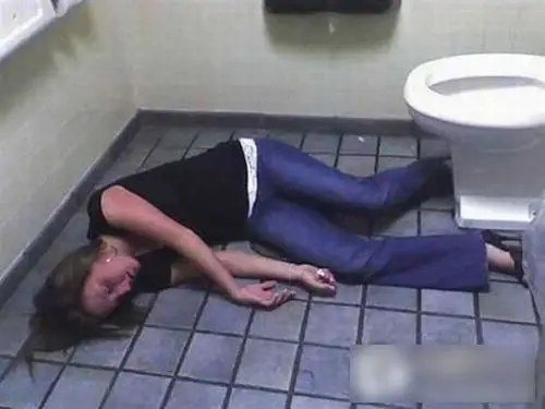 酒后失态的国外女孩_手机网易网