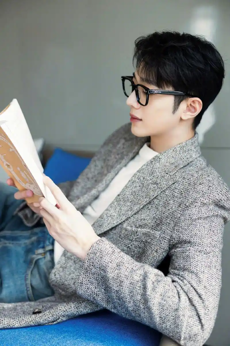 近日赖冠霖以学长风造型参加活动,他身穿灰色西装外套搭配黑框眼镜