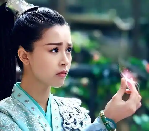 如今已演艺四十多部影视作品,其中古装剧就有不少,而且文咏珊古装扮相