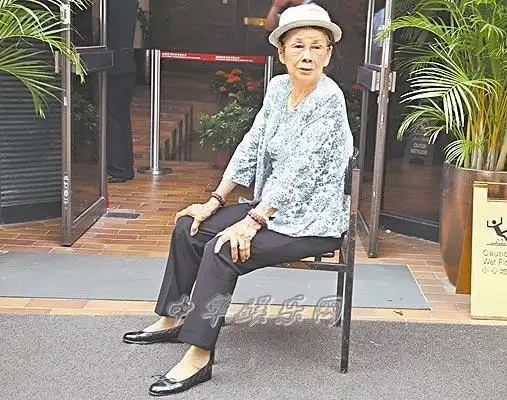 覃美金被挡在女儿梅艳芳故居外大哥梅启明报警惹闹剧图