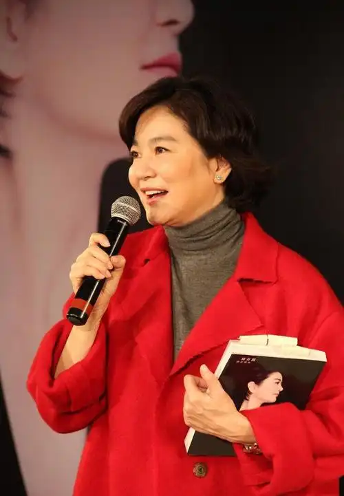 原创64岁林青霞近照曝光严重发福皱纹明显休闲装扮难掩出众气质