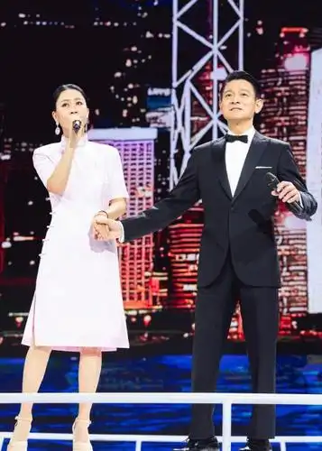 刘德华那英时隔24年再唱《东方之珠》,华仔帅气,那姐穿旗袍惊艳