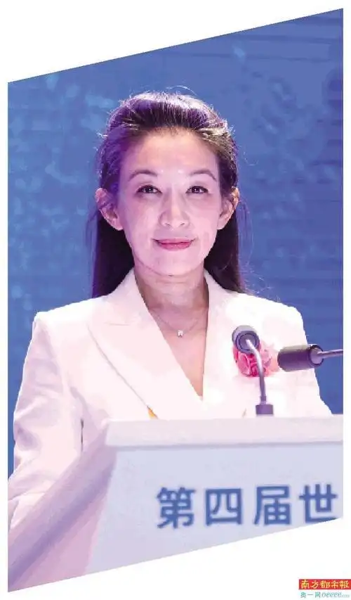 出现了一个有趣细节:当介绍计算机科学家兰诺·布鲁姆时,主持人陈蕾按