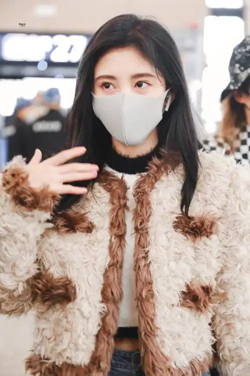 鞠婧祎机场饭拍##鞠婧祎毛绒外套
