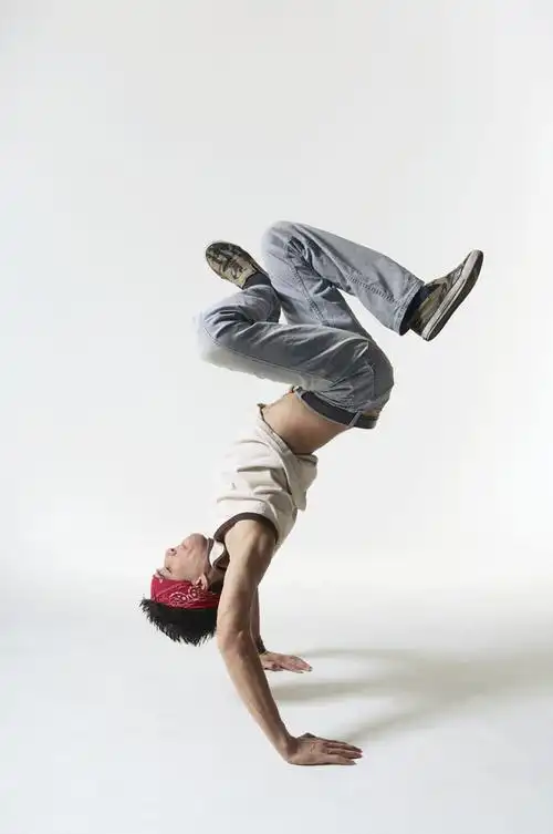 街舞倒立的一个动作定格,求动作名字和练习方法