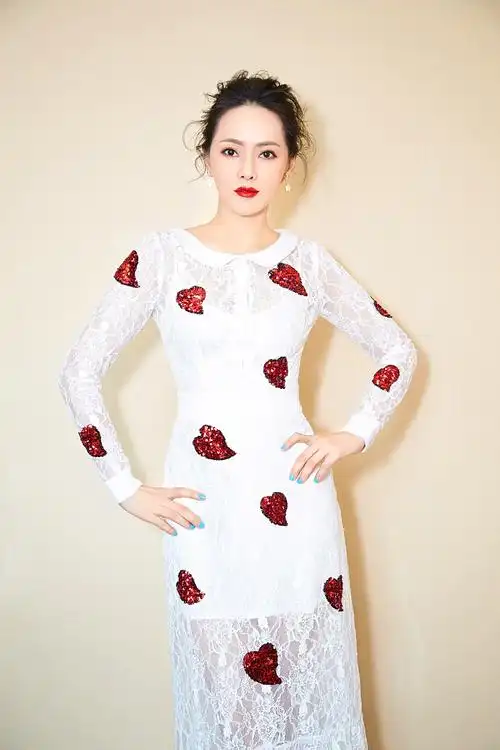 49岁伊能静越来越嫩了,一身白色蕾丝裙,美回了19岁?