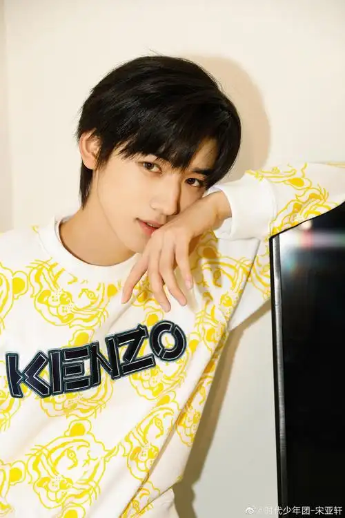 宋亚轩分享了一组黄色系写真,甜甜的笑容太治愈了吧……|宋亚轩_新浪