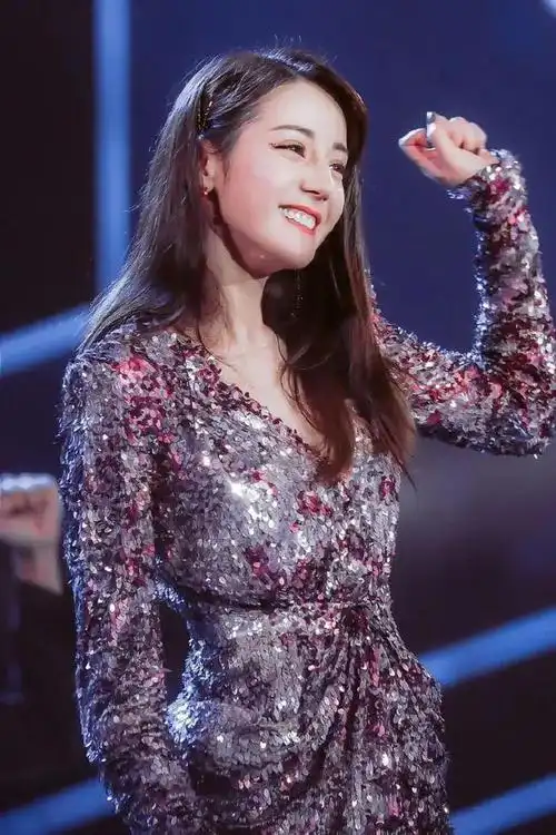 迪丽热巴好一性感尤物挑战各种款式亮片裙美出新境界