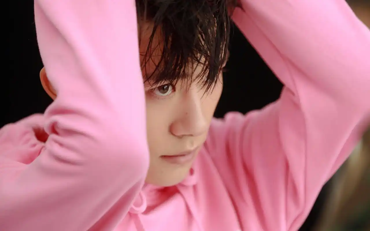 易烊千玺时尚写真高清电脑桌面壁纸