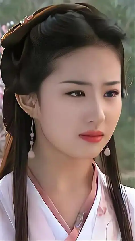 这个角色在金庸的小说中并没有太多的性格描述,但是刘亦菲通过自己的