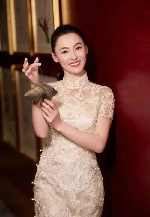 张柏芝现身闺蜜聚会,穿衬衫扎盘发喝下午茶,闺蜜秀身材意外抢镜_造型