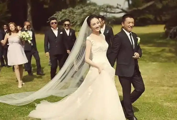 2014年李小冉与徐佳宁登记结婚,2015年在比利时布鲁塞尔古堡举行浪漫