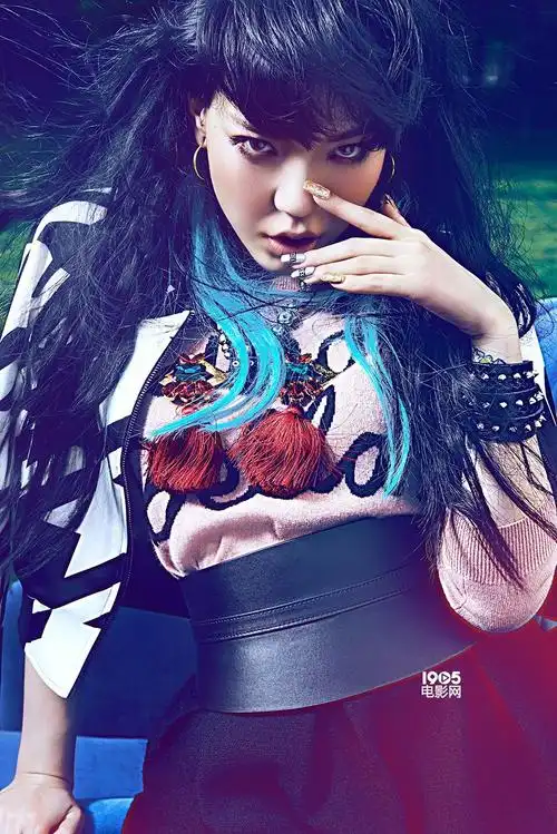 拍摄《时装l'officiel》大片,此次拍摄将吴莫愁歌手身份再做渲染