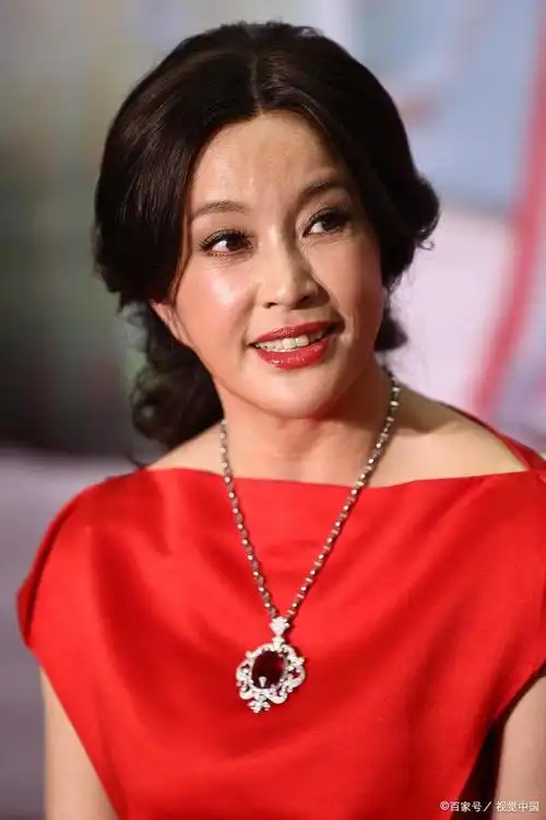 最近,著名女演员刘晓庆在社交媒体上晒出了自己的书法作品,并标价999