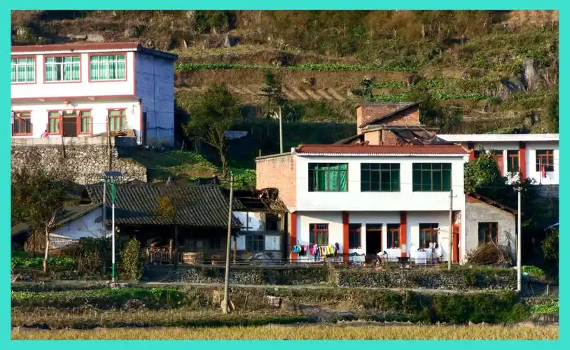 改革开放前后的农村住房.