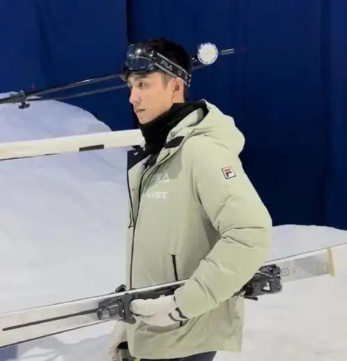 黄景瑜雪场生图##黄景瑜张婧仪火光芭莎路透