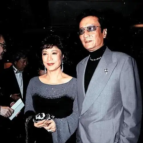 20岁嫩模与69岁谢贤相恋12年后获2000万分手费如今过得怎样