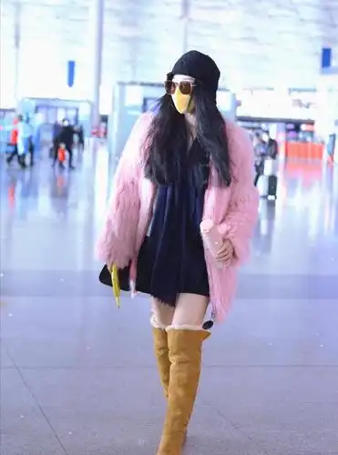 范冰冰高调走机场穿粉色皮草优雅高贵脚踩过膝靴狂秀美腿