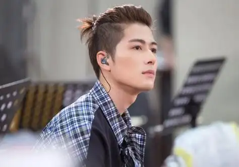 2023年男生街头风马尾辫发型嘻哈界男生最火扎发_男生扫一扫脸型配