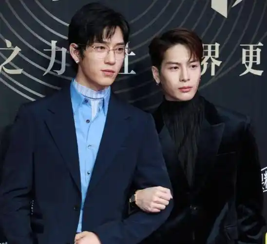 井柏然王嘉尔携手走红毯,当同框生图曝光后,气质高低一目了然