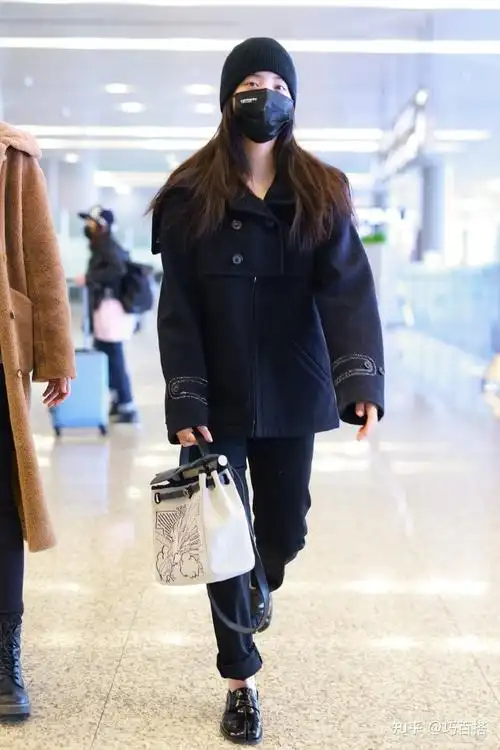 欧阳娜娜上线了酷酷的文艺风穿搭谁能不爱又奶又酷又可爱