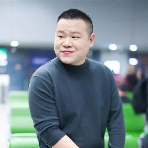 不说丑吧,只能说太丑,比一般人都丑.脸长的跟饼一样,大饼脸啊!