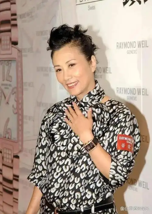 汪明荃在澳门街头卖唱气势十足像女皇出巡76岁美出新高度