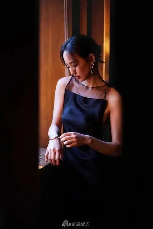 39岁张钧甯穿露背礼服太惊艳 罕见性感肤如凝脂