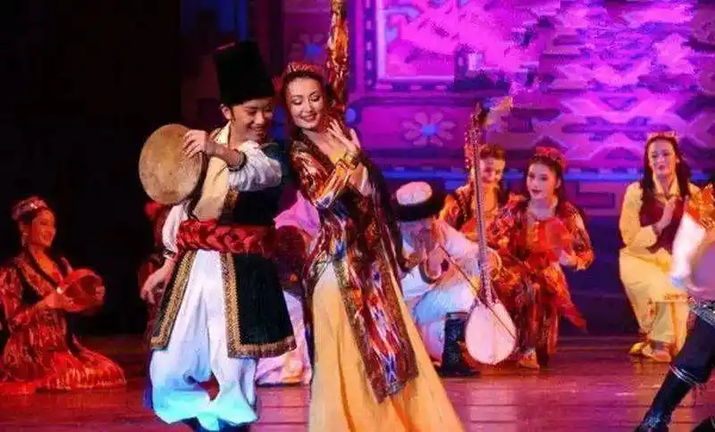 世界性的大型舞蹈俗话说民族的就是世界的舞蹈表演冰雪小镇舞台"曲艺