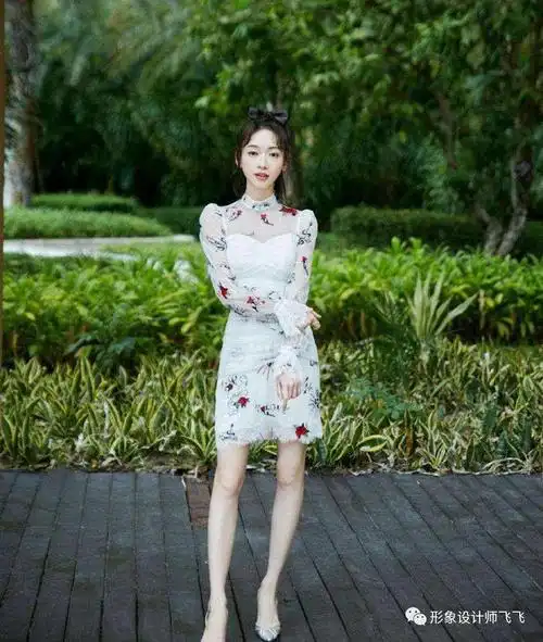 31岁的吴谨言真的太瘦了穿白色背心连衣裙看着和纸片人差不多