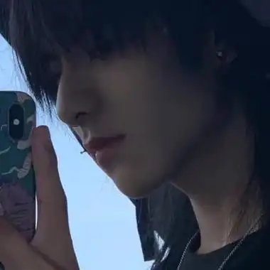 ins风男生头像成熟稳重又很帅气