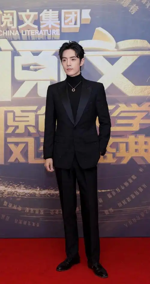 立牌#那我不就带着比人形立牌还正的肖战来了单论气度姿态,挺拔大气