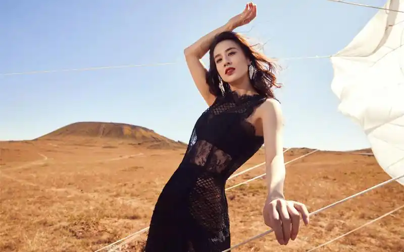 黄圣依秋冬公路大片高清桌面壁纸