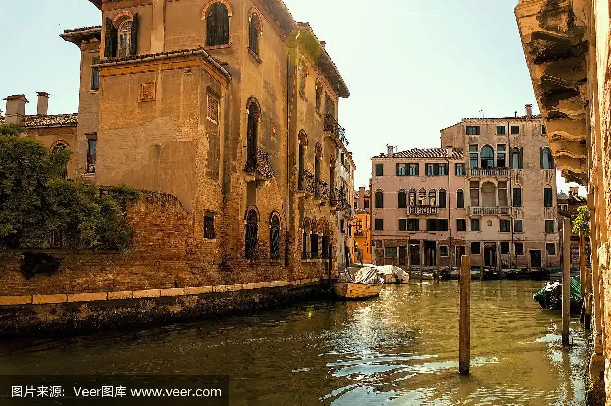 中世纪威尼斯中心的一条小运河