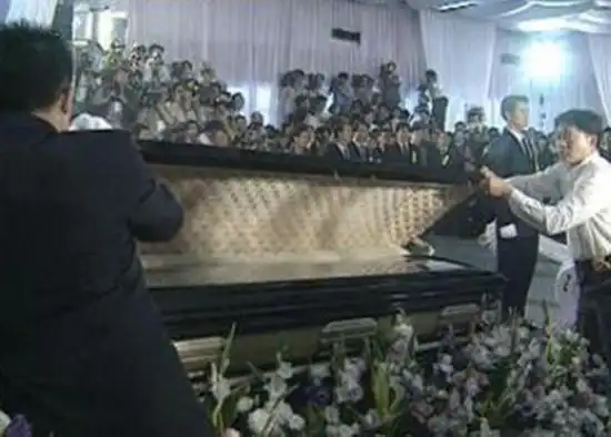 图为将邓丽君遗体移入棺内.