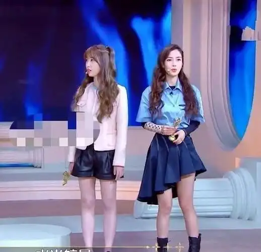 baby虞书欣同穿短裙并排站时看清两人腿部肤色差还以为眼花了