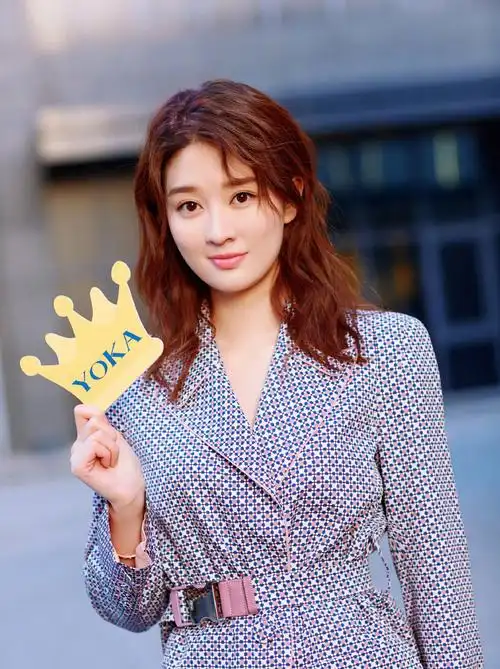 女演员乔欣俏皮可爱性感时髦街拍