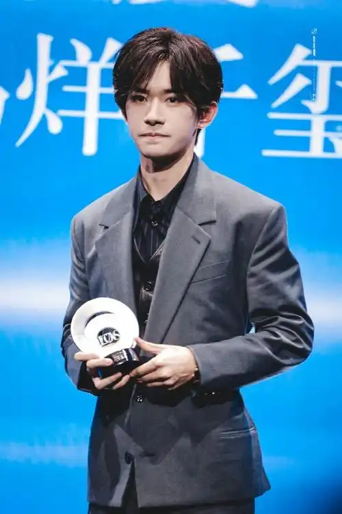 易烊千玺黑色皮内搭##易烊千玺内场生图