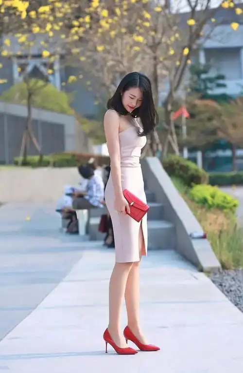 穿露背短裙搭配高跟鞋秀性感身材的时尚御姐