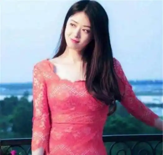 原创路人镜头下的蒋欣满屏肉感呼之欲出包裹严实也藏不住好身材