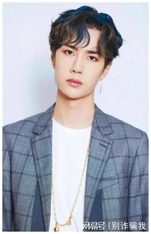 王一博冰山帅哥一脸帅气的模样也是令人羡慕造型魅力十足