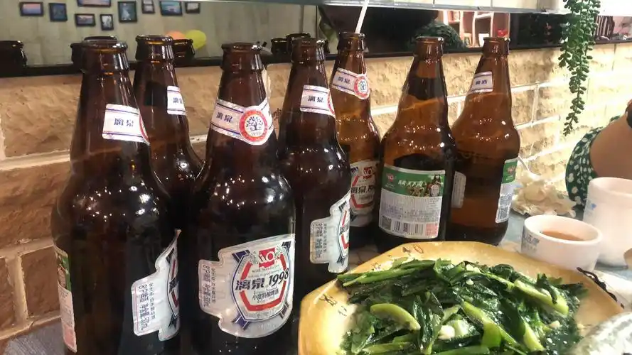 吃着聊着,又是一堆啤酒瓶