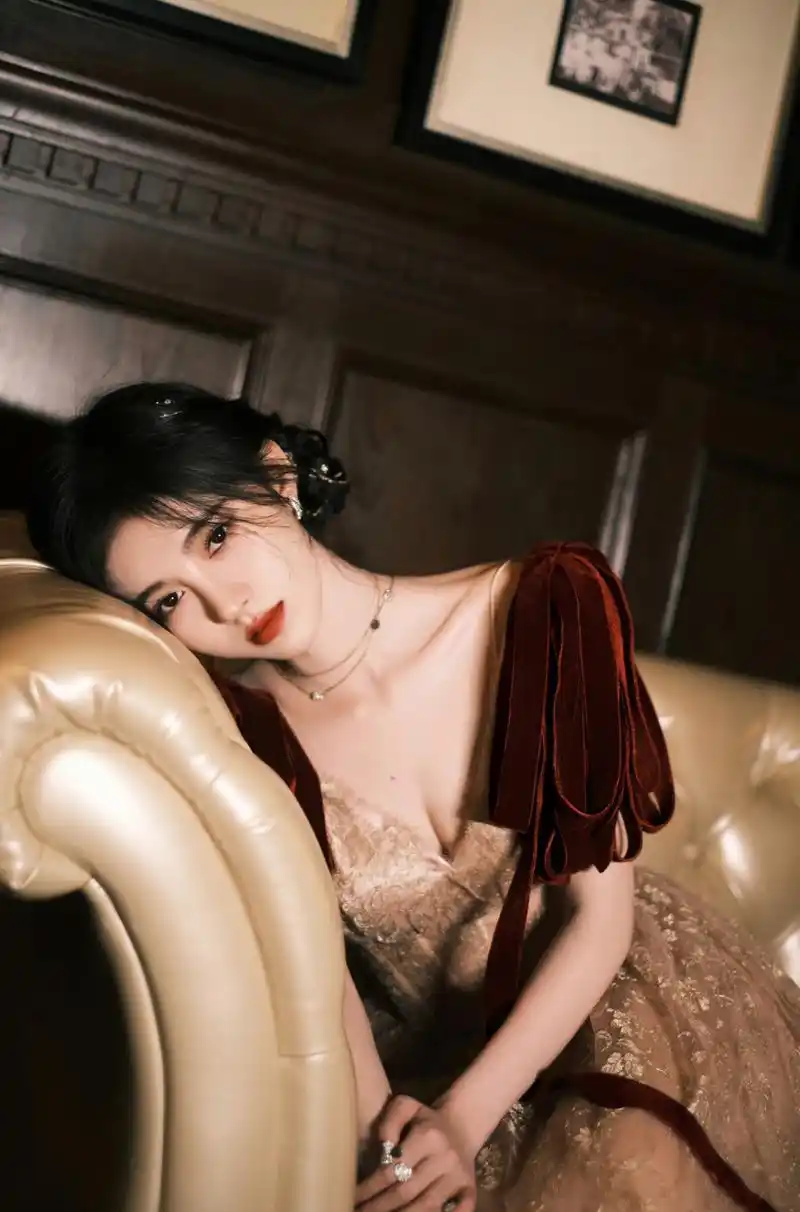 鞠婧祎一身仙女裙配上高跟鞋,本身就精致的容颜,真的就像个小公主一样