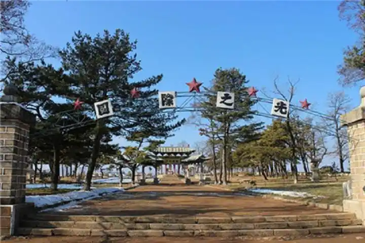 江原道平康郡上甘岭志愿军烈士陵园2   牌坊.jpg