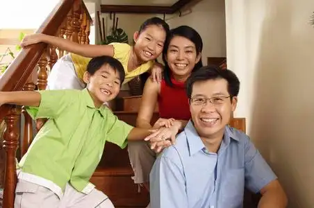 有两个孩子的家庭照片