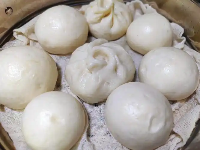 刚出锅的馒头和包子