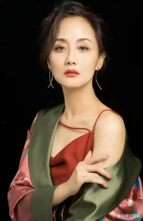 多次饰演豪门阔太的李颖,56岁气质依旧在线,肤白貌美不显老