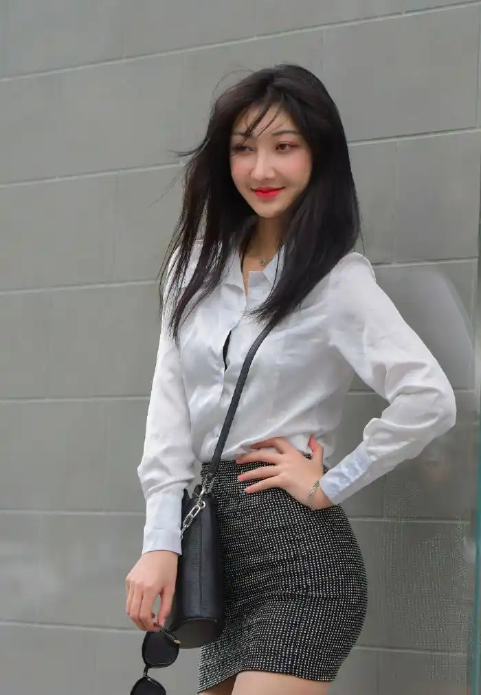 优雅女士穿修身半裙配上白色衬衫像极了气质贵妇